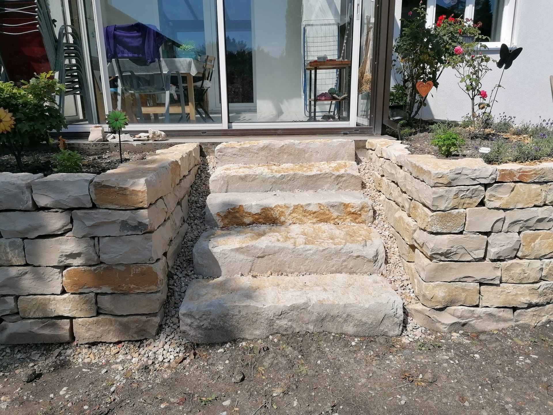 Escalier en pierre sèche menant à une terrasse