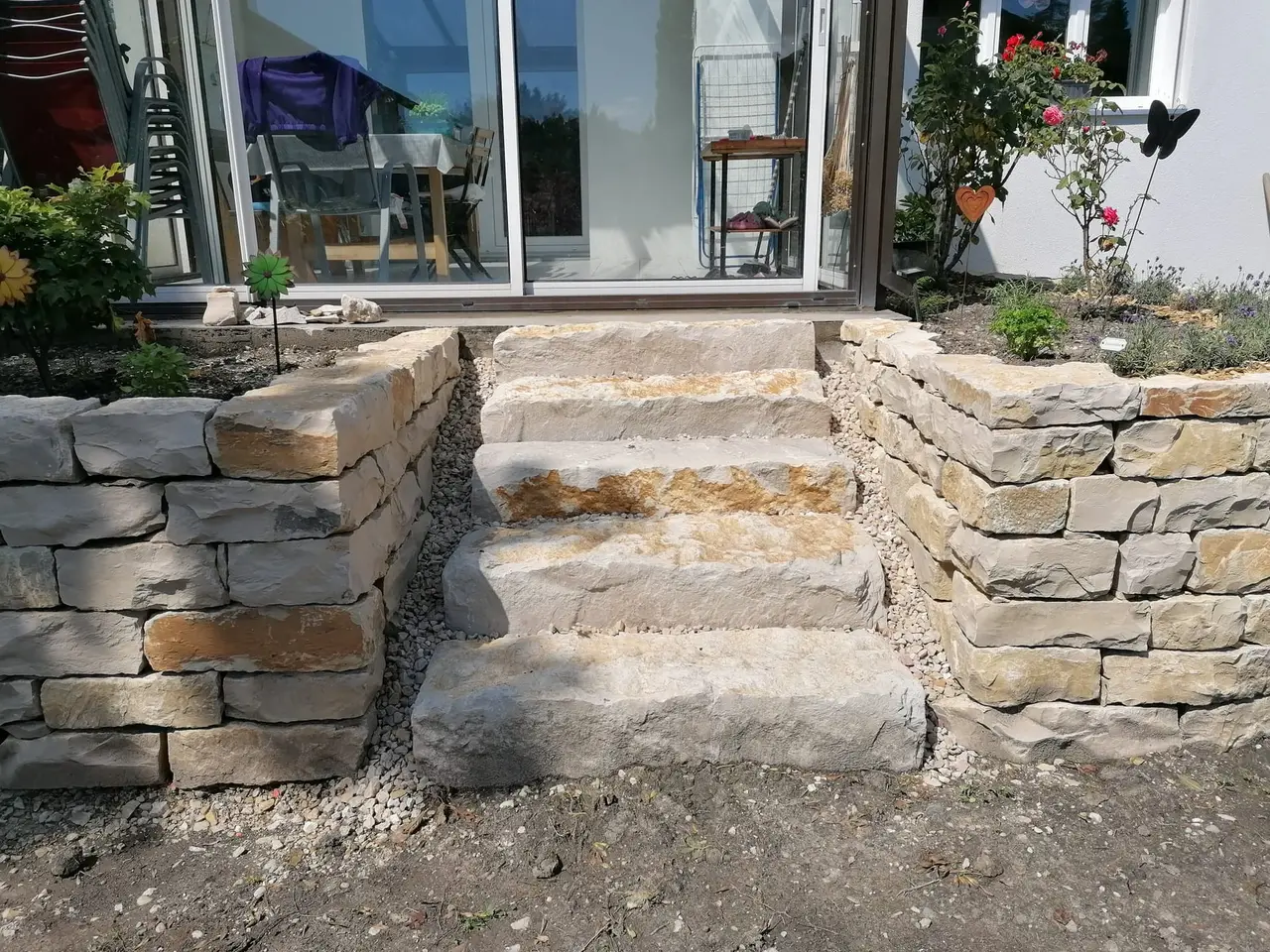 Escalier en pierre sèche vers une terrasse