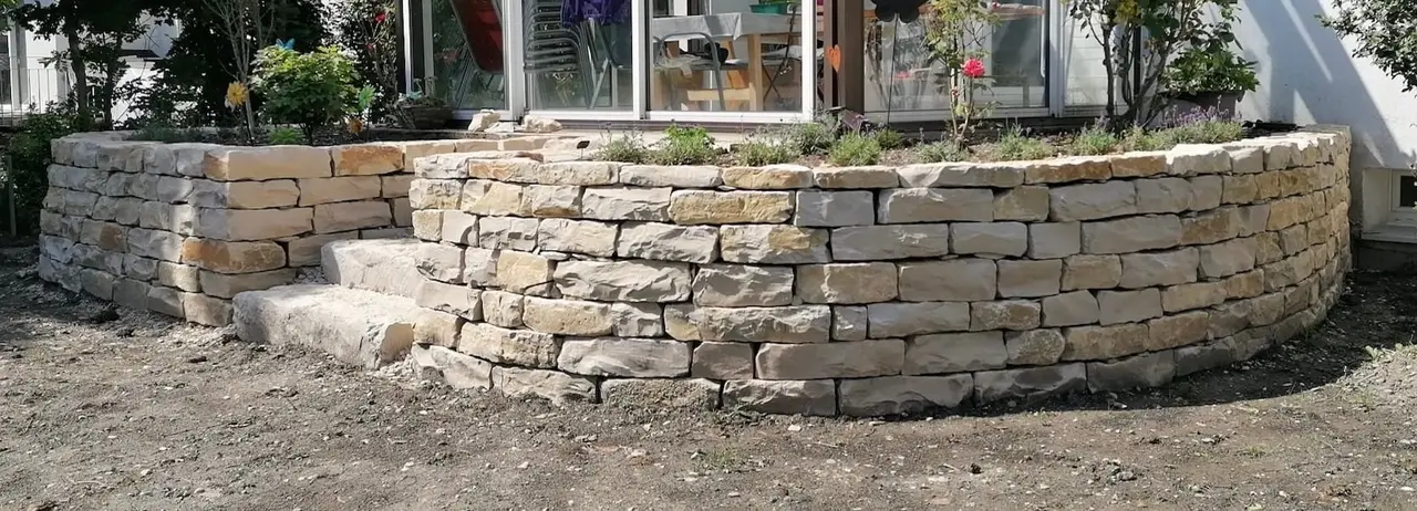 Mur en pierre sèche en courbe avec terrasse